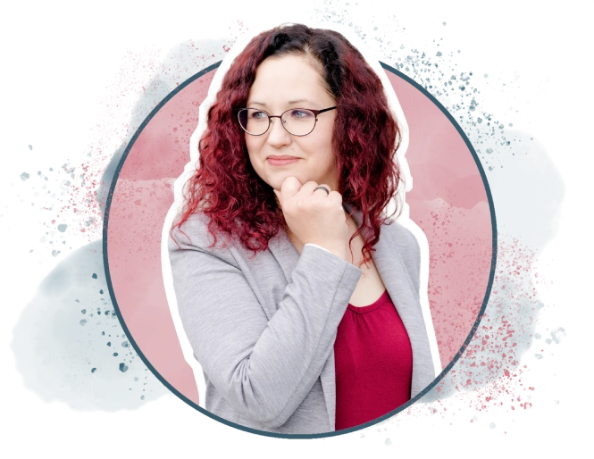 Jana Weiß von jana weisz design schaut nachdenklich, aber freundlich nach links