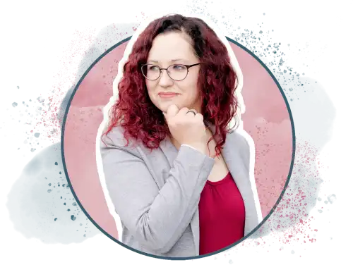 Jana Weiß von jana weisz design schaut nachdenklich, aber freundlich nach links